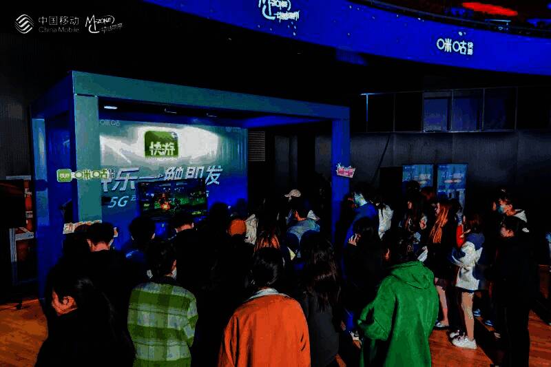 动感地带品牌展区全景，展台设计科技感十足，学生正在体验互动装置