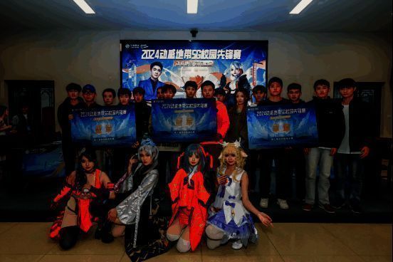 河北体育学院电竞海选赛现场全景，大屏幕显示比赛画面，观众席座无虚席，气氛热烈