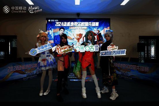 选手专注对战中，双手快速操作，屏幕上角色激烈交战，背景LED灯带闪烁营造科技感