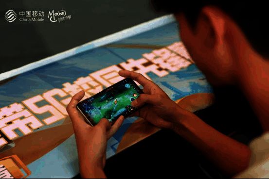 终极战队成员庆祝胜利，高举双手欢呼，背景大屏显示‘冠军’字样和战队LOGO