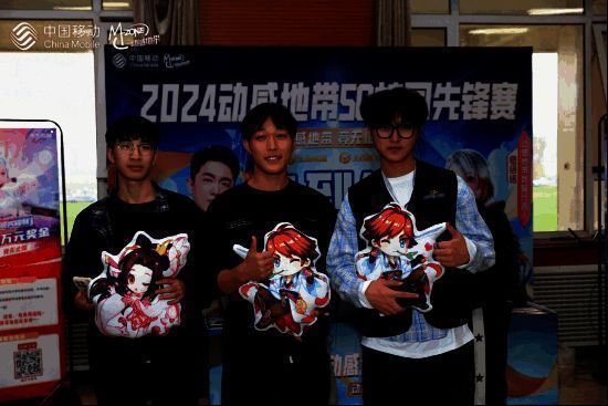 β战队与破坏者战队赛后合影，双方队员握手致意，现场工作人员在一旁鼓掌