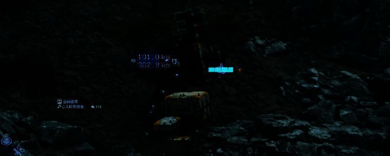 《死亡搁浅2》游戏中角色站在母佑社区门口温泉旁的场景，周围环境荒凉但温泉冒着热气，充满神秘氛围