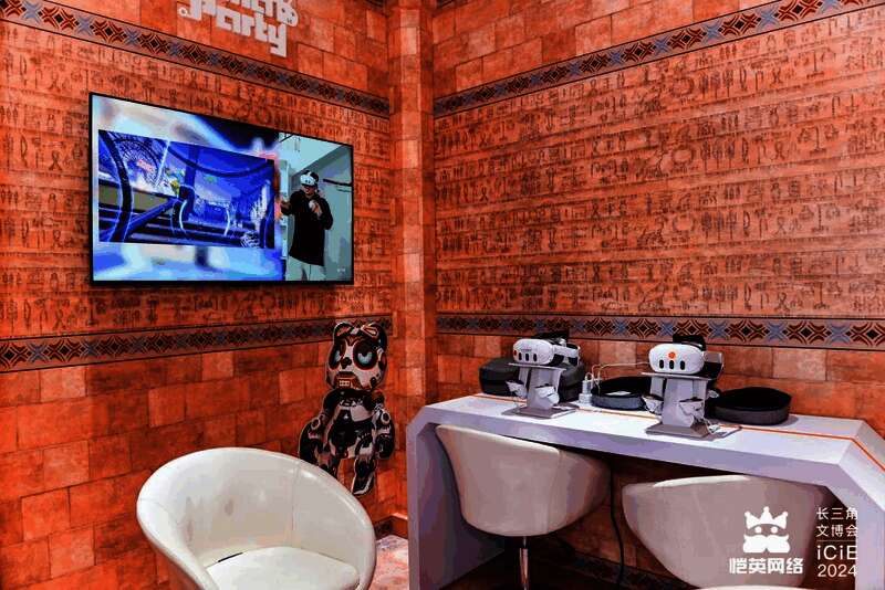 玩家正在体验《Mecha Party》VR对战，身穿体感设备，动作激烈，周围有工作人员监护