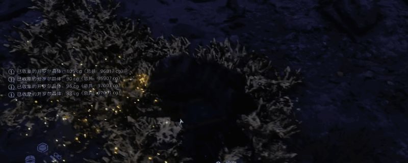 《死亡搁浅2》游戏中金色史莱姆在昏暗废墟中缓缓移动的场景,周围散落着发光的晶体碎片,环境充满科幻与末世感