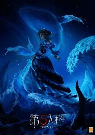 红夫人-夜潮时装展示，深蓝色长裙在光影下呈现渐变效果，背景为深海意象