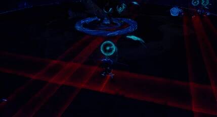 修洛巴罗特释放风蚀龙卷，地面延伸出红色直线预警，多名冒险者向四周奔跑躲避