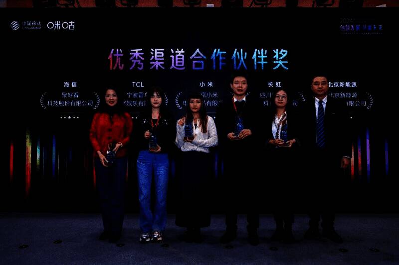 圆桌论坛现场,多位嘉宾围坐讨论,主持人引导议题,背景屏幕显示‘新质生产力与游戏创新’主题