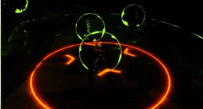 一名输出角色被橙色圆圈锁定，其余队员正快速向其奔跑集结