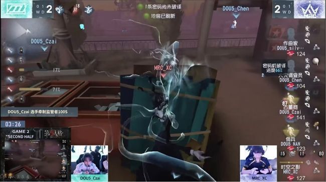 古董商在三板区连续左右扭动视角,成功躲避时空之影与伊斯人协同释放的四次异族本相技能