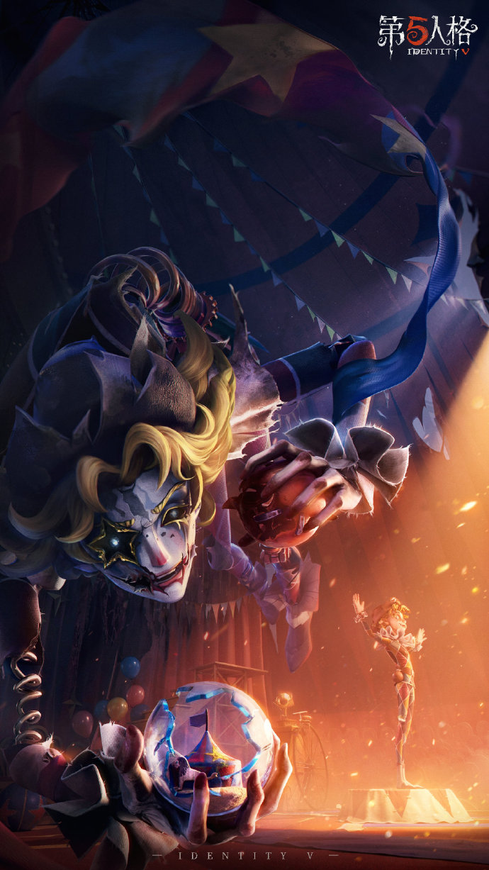 《第五人格》全新剧情活动主视觉海报:破碎水晶球中映出聚光灯下的明星演员麦克·莫顿,背景是斑驳帷幕与悬浮音符,整体色调为暗金与深紫交织,充满戏剧张力