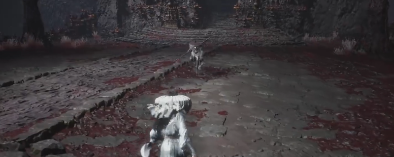 《明末：渊虚之羽》执念心魔战斗实机画面：幽暗洞窟中，半透明人形心魔悬浮腾挪，周身环绕青紫色符文漩涡，正向玩家释放扇形冰霜咒印，地面浮现蛛网状裂痕