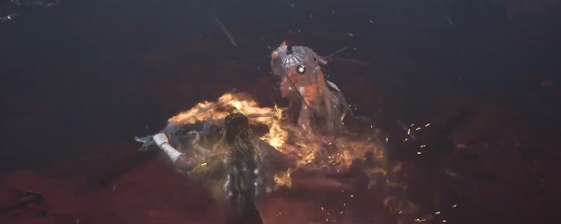 《明末：渊虚之羽》梦魇心魔战斗实机画面：幽蓝雾气弥漫的古祠堂内，BOSS悬浮半空，周身缠绕黑色羽状裂隙，主角持双刃高速旋斩，刀锋拖曳炽烈橙红火焰轨迹