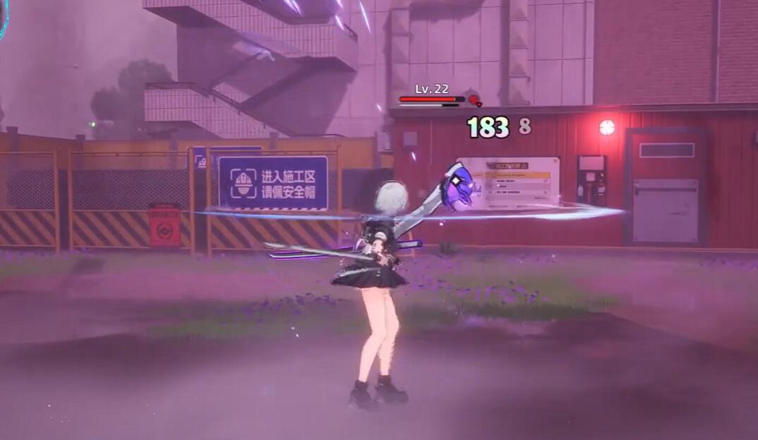 玩家角色绕锈蚀钢柱逆时针奔跑,妖刀灵体横斩落空撞上柱体迸发火花,角色趁机抬枪射击