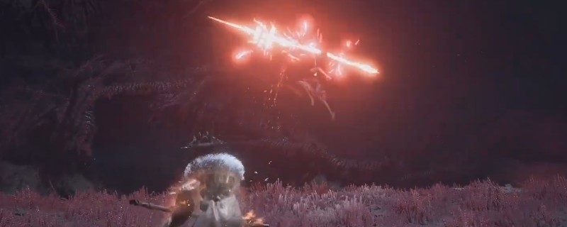 《明末：渊虚之羽》僰人巫祝Boss战实机画面：青铜面具巫祝高举骨杖召唤雷云，地面浮现紫色法阵，主角持燃烧巨斧半跪蓄力，背景山崖弥漫青灰色雾气