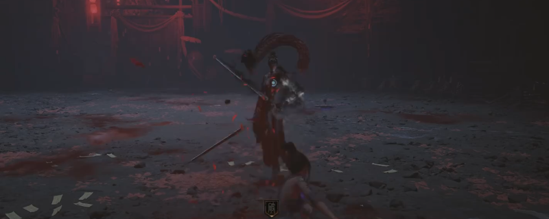 《明末：渊虚之羽》BOSS战实机画面：身着破损凤冠霞帔的新娘方灵悬浮于血色灯笼阵中，双袖化刃凌空劈斩，主角正完成向右后方的精准闪避动作，地面残留红色残影特效