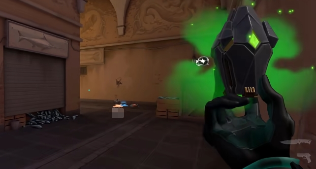 毒幕技能发动瞬间截图:一道高达三米的锯齿状绿色雾墙从地面急速升起,横亘于A点包点入口,雾墙内部隐约可见敌方角色轮廓晃动