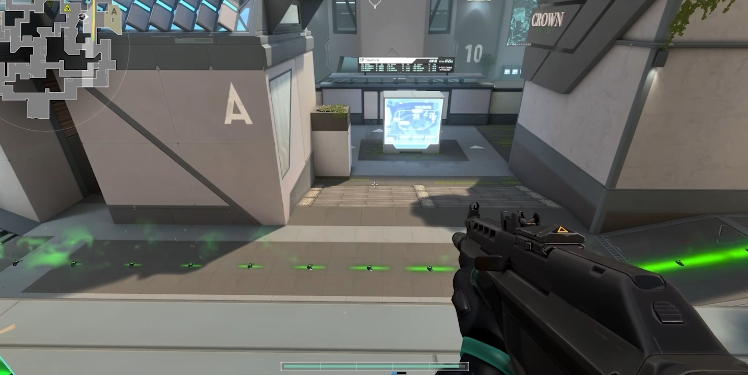 第三人称视角展示化学喷雾器使用过程:蝰蛇单膝跪地,左臂发射器喷出螺旋状灰绿色浓雾,雾气快速弥漫整个中路平台,两名队友在雾中缓步前行,敌方角色在雾边缘探头却被模糊视野干扰