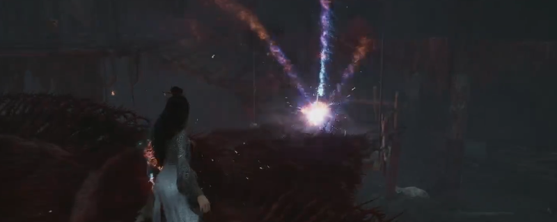 《明末：渊虚之羽》游戏内秽柳滩木桥场景截图：一座布满青苔与裂痕的古老木桥横跨灰绿色沼泽，桥头石缝泛起淡红色微光，远处雾气中隐约浮现半卷燃烧着赤色符文的古旧卷轴