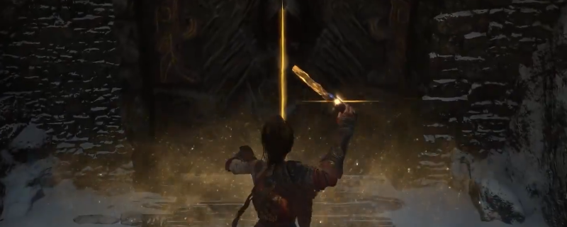 《明末：渊虚之羽》游戏画面：云顶外城篝火点右侧矗立一扇雕有云雷纹的巨型金色大门，门缝透出幽蓝微光，左侧可见蜿蜒向上的残破石阶与垂挂的灰白蛛网