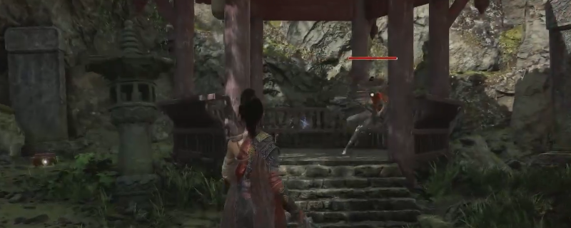 《明末：渊虚之羽》游戏内实景截图：一座古朴青瓦凉亭矗立于枯荷池畔，亭中雾气缭绕，地面浮现暗红色符文阵，一名身着残破道袍、双目赤红的半透明人形正缓缓转身，周身缠绕黑气