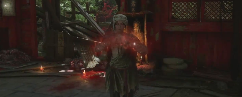 《明末：渊虚之羽》游戏画面：佛源镇蜀王祠后巷场景，青砖斑驳、经幡微扬，NPC黄剑蛾立于古槐树下，左手持拂尘，右手正向玩家角色演示标准抱拳礼，动作细节清晰可见