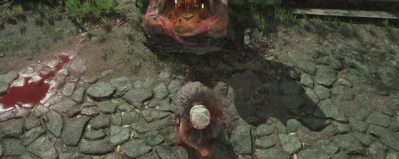 《明末:渊虚之羽》游戏画面:佛源镇含光禅院后巷场景,青砖地面、半掩竹帘、古井与石砌蒲团清晰可见,角色正面向蒲团做出俯身手势,光影柔和,氛围静谧而神秘