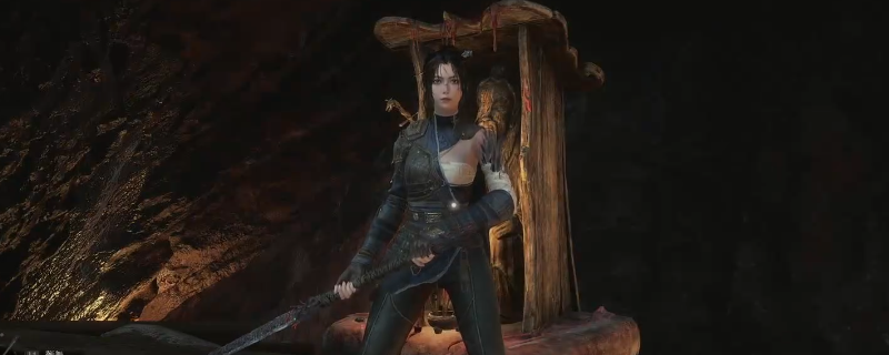 《明末：渊虚之羽》游戏内海寇套装实物展示图：角色身着深蓝底色带鱼鳞暗纹的紧身劲装，肩甲镶嵌鲨鱼齿造型金属片，腰间悬挂青铜铃铛与微型火铳挂件，整体风格野性而不失精密工艺感