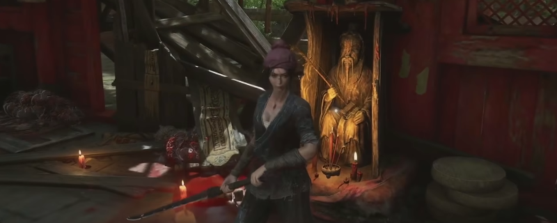 《明末：渊虚之羽》游戏内实景截图：蜀王祠后方老宅二楼东厢房，木质樟木箱半开，内叠放灰褐相间民兵套装，含短褐上衣、绑腿、皮甲背心及火绳枪挂袋，窗外透入斜阳光影