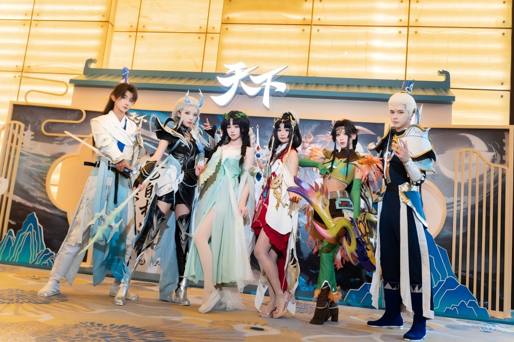 制作人登台演讲特写:主讲人手持‘6000天’纪念徽章,背景大屏滚动播放历代版本经典画面与玩家UGC内容混剪