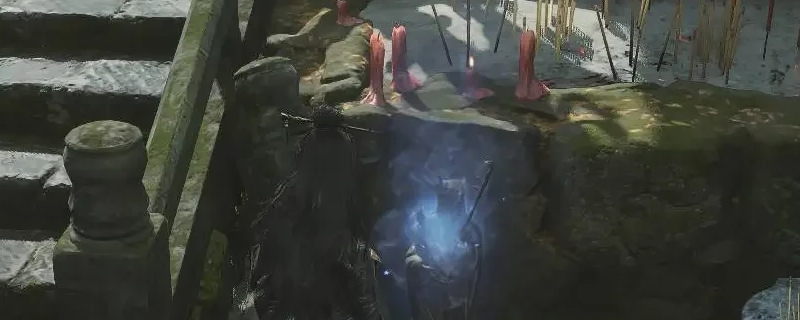 《明末：渊虚之羽》游戏画面：佛源镇蜀王祠地宫入口处幽暗石阶，左侧墙壁泛起微弱蓝光，光影氛围诡谲而神秘