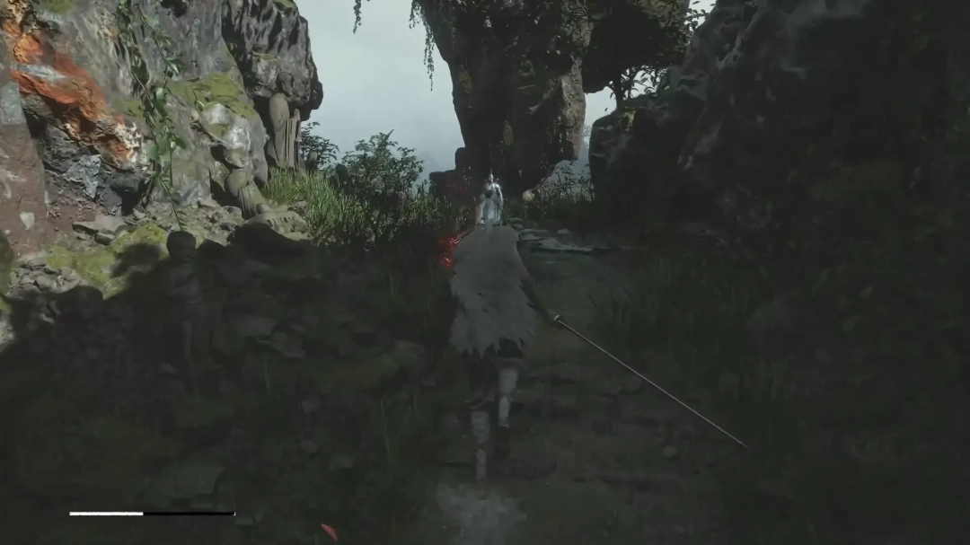 山顶全景：角色收刀伫立，左侧小木箱开启泛金光，右侧蓝光石像在夕阳下投出细长影子