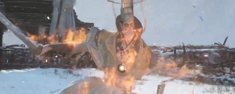 《明末：渊虚之羽》Boss战实机画面：身着明代锦衣卫甲胄的刘承恩挥刀怒斩，主角持神机铳刀腾空跃起，枪口火光与刀光交织成网