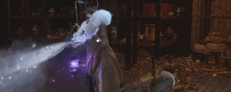 《明末：渊虚之羽》Boss战实机画面：手持长枪的角色腾空跃起，枪尖精准命中巨型冰霜女Boss下颌，金色击飞特效迸发，Boss身体呈夸张后仰姿态悬于半空