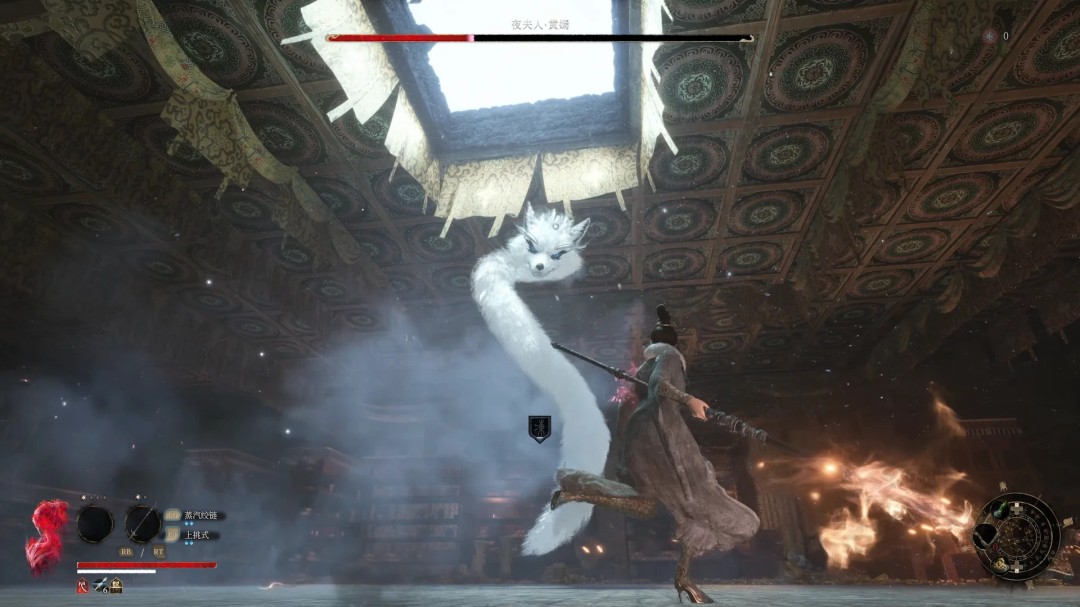 Boss二阶段特写：女Boss双足离地腾空，腿部呈高踢姿态，裙甲飞扬，地面裂痕延伸而出，角色已横向滑步至安全区边缘，枪尖斜指地面蓄势待发