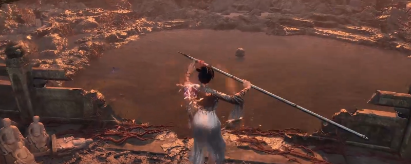 《明末：渊虚之羽》BOSS战实机画面：红岚身着赤金纹甲持双刃腾空跃击，前方角色正以长枪斜向上挑击，金色硬直特效环绕其脚踝，背景为暴雨倾盆的残破古寺庭院