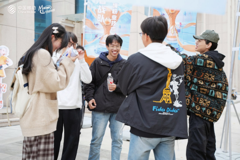 八强战队合影:八支高校战队身着统一定制队服站立于动感地带主题背景板前,队旗高举,神情坚毅自信,背景电子屏滚动播放《和平精英》经典空投与跳伞画面