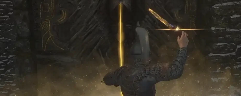 《明末：渊虚之羽》云顶外城场景实机截图，青砖高墙与古朴木构建筑环绕，右侧可见一扇泛着金光的厚重铜门，门缝透出微弱辉光