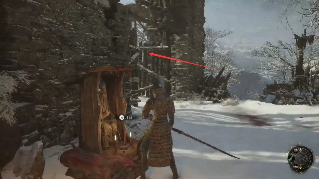 玩家视角下绕行至门后的第一人称画面，左侧石壁斑驳，前方地面散落碎瓦，金色大门在幽暗光线下熠熠生辉