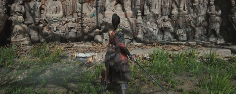 《明末：渊虚之羽》游戏内长刀角色施展「长空碎月」技能的动态特写，刀光撕裂空气，身后浮现半透明青色须羽粒子特效