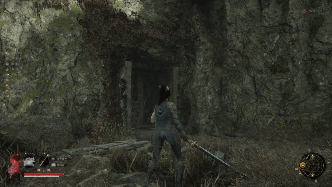 谜题门2环境实拍：云雾缭绕的山村小桥边，朱红木门半掩于藤蔓之后，门环为倒置青铜齿轮造型，暗示时间倒流意象