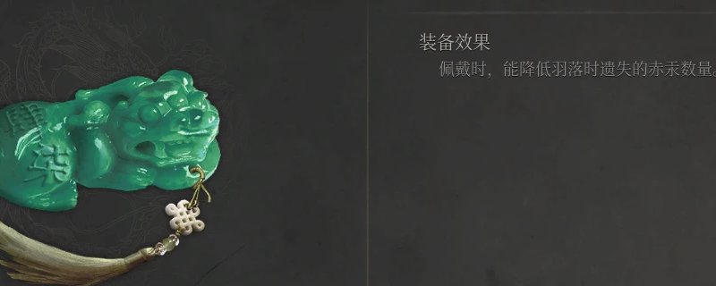 《明末：渊虚之羽》游戏界面截图：昏黄烛光映照下的丹青苑门楼，飞檐翘角间弥漫淡淡青烟，氛围静谧而隐含不安