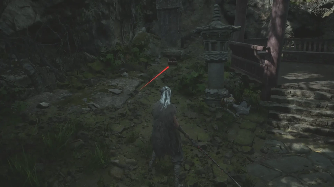 对比图左：未拾取玉佩时角色受火球击中后血条剧烈波动；右：佩戴后同一火球仅造成微量伤害且触发金色‘吞焰’粒子特效环绕