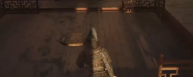 《明末：渊虚之羽》雪堡主堡内部场景：阴冷石壁环绕的双层电梯入口，顶部悬挂锈蚀铁链，地面覆薄雪，氛围诡谲压抑