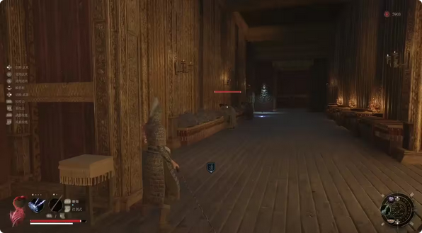 特写镜头：布满青苔的石墙上凸起一枚青铜拉杆，表面刻有云纹与断裂锁链浮雕